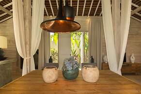 Luxury 4 Bedroom Villa With Private Pool, Bali Villa 2006
