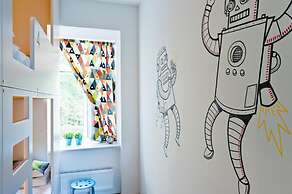 Hostel Friends Graffiti