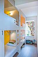 Hostel Friends Graffiti