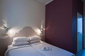 Hostel Friends Graffiti