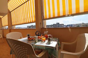 Central Apartment On The Beach With Balcony, Wi-fi Air Conditioning Pa