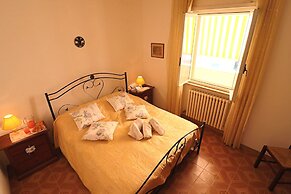 Central Apartment On The Beach With Balcony, Wi-fi Air Conditioning Pa