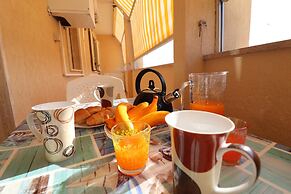 Central Apartment On The Beach With Balcony, Wi-fi Air Conditioning Pa