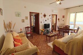 Central Apartment On The Beach With Balcony, Wi-fi Air Conditioning Pa