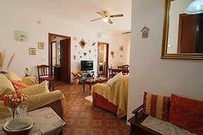Central Apartment On The Beach With Balcony, Wi-fi Air Conditioning Pa
