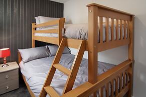 2 Bedrooms Sleeps 7 Near Top Blackpool Attractions