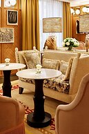 Le Belgrand Hotel Paris Champs Elysees, Tapestry by Hilton