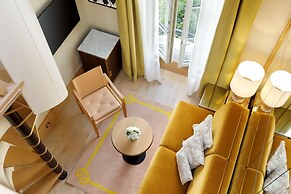 Le Belgrand Hotel Paris Champs Elysees, Tapestry by Hilton