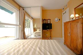 Suitur beachfront duplex with pool and sea views