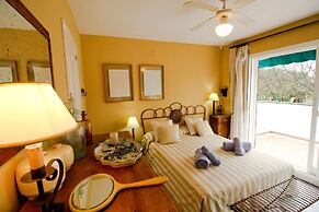 Suitur beachfront duplex with pool and sea views