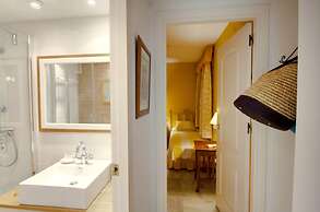 Suitur beachfront duplex with pool and sea views