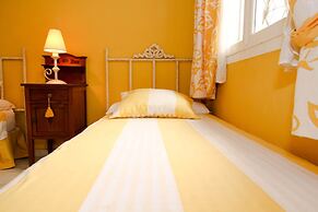 Suitur beachfront duplex with pool and sea views