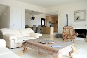 Grand Bleu Apartments & Villas