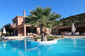 Grand Bleu Apartments & Villas