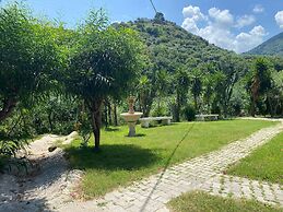 Room-michelangelo House, Mono