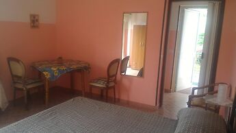 Room-michelangelo House, Mono