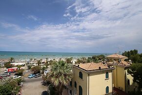 Apartment 30 Meters From the sea With 8 Beds With Full sea View