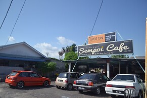 SPOT ON 89821 Batu Maung Sempoi Inn And Cafe