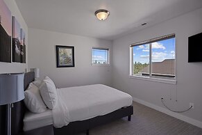 Flagline Trail 5 Bedroom Home by RedAwning