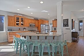 Flagline Trail 5 Bedroom Home by RedAwning