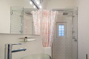 Central Station Apartment by Mmega