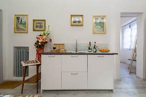 Central Station Apartment by Mmega