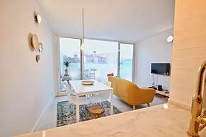 Akicity Ourique Charm