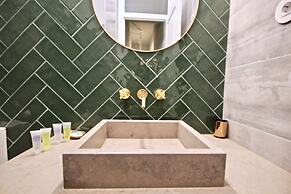 Akicity Ourique Charm