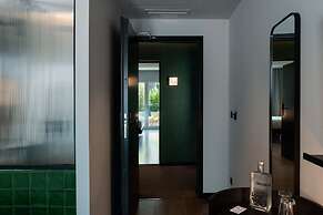 Chic & Basic Gravity