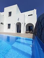 Amphitrite Suites Santorini