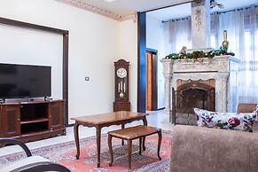 Old City Stylish 4BR by Ahlan Hospitality
