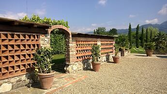 Villa In Lucca Placed in a Residential Area, all Services Nearby