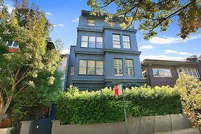 Art Deco in the Cul-de-Sac