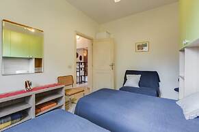 Spacious and Cozy, 63 Beds, Free Wifi, Near Eur