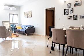 Modern Downtown 3BR by Ahlan Hospitality