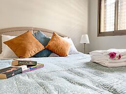 Modern Downtown 3BR by Ahlan Hospitality