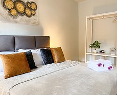 Modern Downtown 3BR by Ahlan Hospitality