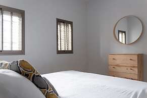 Modern Downtown 3BR by Ahlan Hospitality