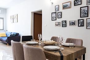 Modern Downtown 3BR by Ahlan Hospitality