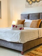 Modern Downtown 3BR by Ahlan Hospitality