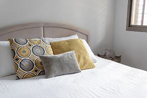 Modern Downtown 3BR by Ahlan Hospitality