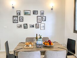 Modern Downtown 3BR by Ahlan Hospitality