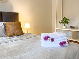 Modern Downtown 3BR by Ahlan Hospitality