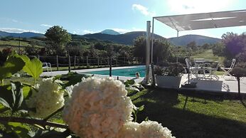 Hillside Villa With Swimming Pool and Jacuzzi - Frasassi Caves