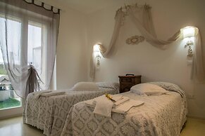 Hillside Villa With Swimming Pool and Jacuzzi - Frasassi Caves