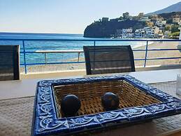 Seaside Cozy House ON THE SEASouth Crete