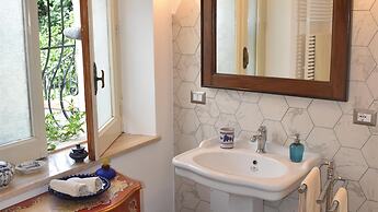 Stunning Villa With Private Pool Chlorine-free and Jacuzzi