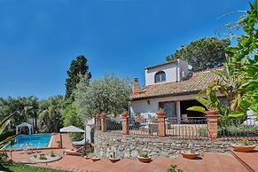 Stunning Villa With Private Pool Chlorine-free and Jacuzzi