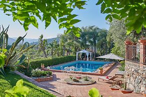 Stunning Villa With Private Pool Chlorine-free and Jacuzzi