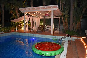 Stunning Villa With Private Pool Chlorine-free and Jacuzzi